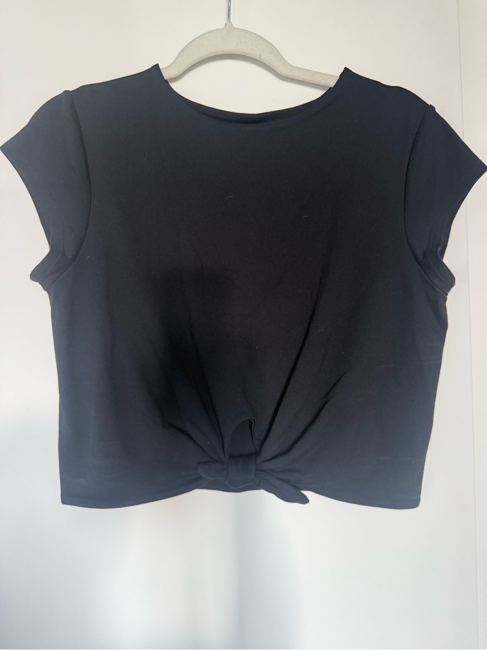 Susana Monaco crop tshirt with front knot. stretchy fabric.